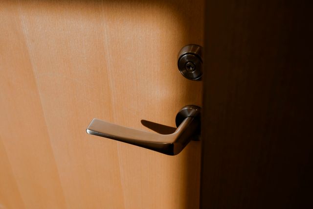 penyebab Pintu berderak